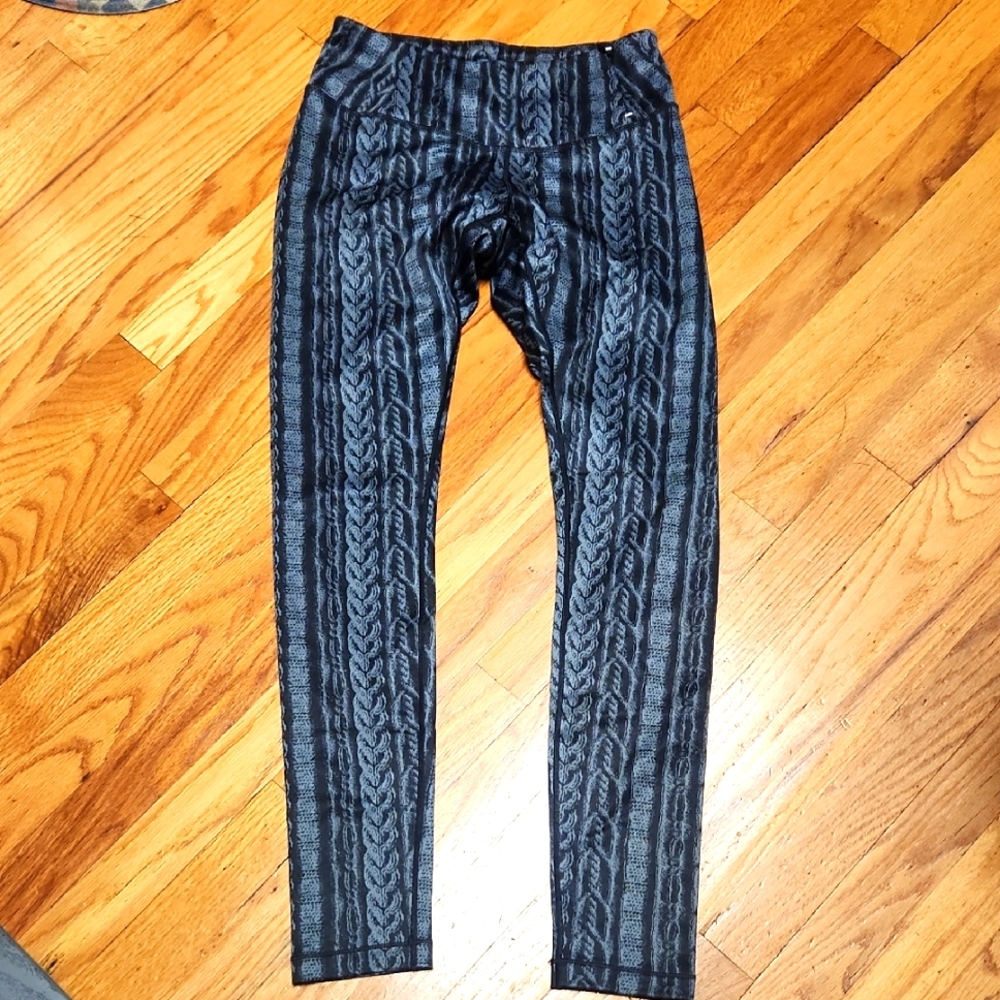 Black and Gray Patterned Leggings XS, EUC